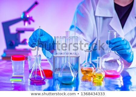 Foto d'archivio: Chemist Working In The Lab On New Experiment