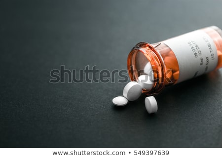 Foto stock: Pills Spilling Out Of Pill Bottle