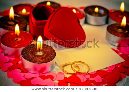 Foto stock: Two Rings And A Blank Card With Two Candles
