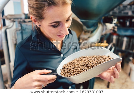Zdjęcia stock: Barista Woman With A Sample Of Freshly Roasted Coffee Beans