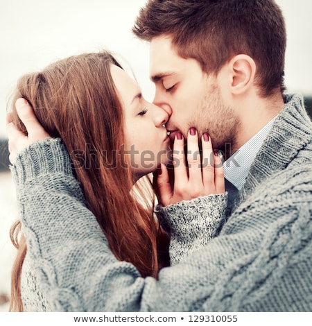 Foto stock: Etrato · de · um · jovem · casal · romântico · sorridente, · abraçado · e · olhando-se