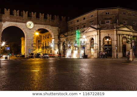 Foto stock: Medieval Gates In The Wall To Piazza Bra In Verona At Night Ven