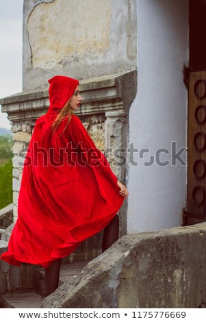 Foto d'archivio: Female Vampire In Hooded Cape