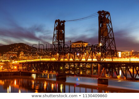 Foto stock: Steel Bridge Over Willamette River At Blue Hour