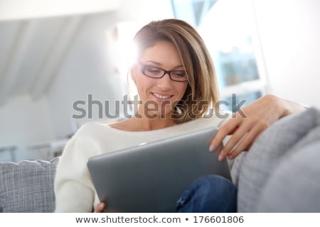 Foto stock: Ulher · de · meia · idade · sorridente · de · óculos · com · Pda