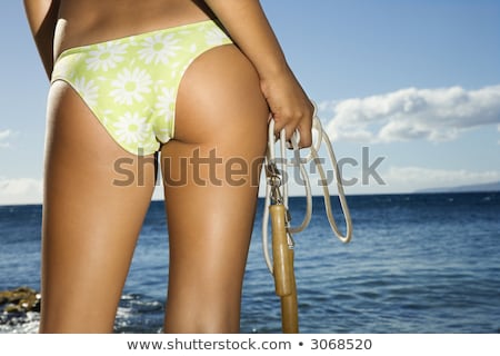 Femeie ținând coarda de salt la plajă Imagine de stoc © iofoto