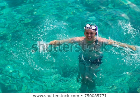 Foto stock: Young Boy Likes To Snorkel In The Clear Water
