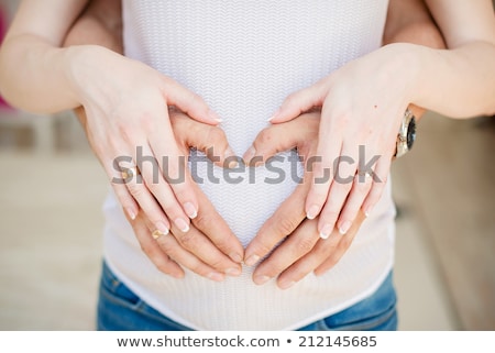 Foto d'archivio: Pregnant Couple With Heart Shape