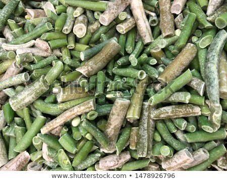 商業照片: Fresh Frozen Green Peas French Bean Broccoli With Hoarfrost Closeup As Decorative Chess Background