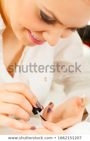 Foto d'archivio: Beautician In A Beauty Salon Doing A Hybrid Manicure