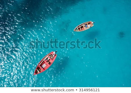 Foto stock: Fisher Boat And Clear Turquoise Water