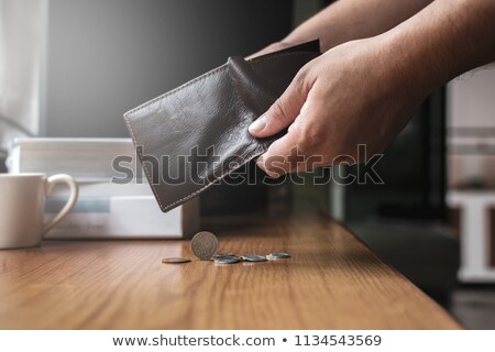 Foto stock: Erramando · moedas · na · carteira · vazia