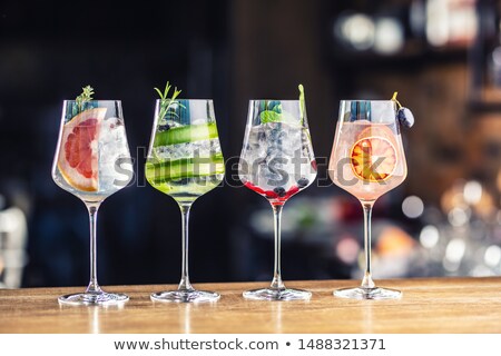 Foto stock: Glasses Of Gin And Tonic