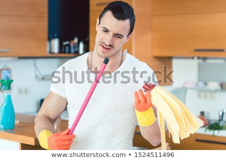 Foto d'archivio: Man Is A Bit Overwhelmed By The Duties Of A Homemaker