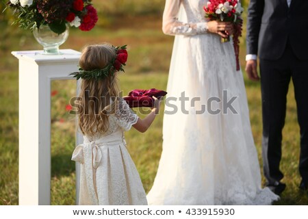 Foto d'archivio: Page Boy Carrying Wedding Ring On Cushion