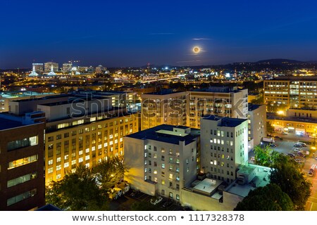 Stockfoto: Moonrise Over Portland Oregon During Evening Blue Hour