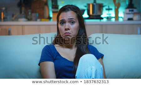 Foto d'archivio: Young Woman Reacting In Shock To The Television