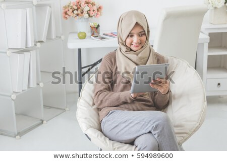 Stockfoto: Muslim Woman Using Tablet