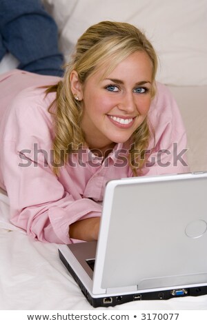 Stockfoto: Onge · Vrouw · Met · Behulp · Van · Laptop · En · Blauwe · Tand