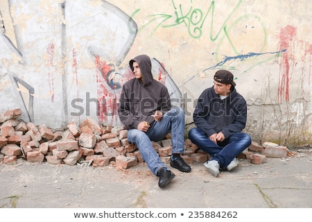 Foto d'archivio: Teenage Gang Against Graffiti Wall