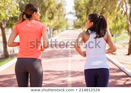 ストックフォト: 動競馬場で走っている2人の女の子