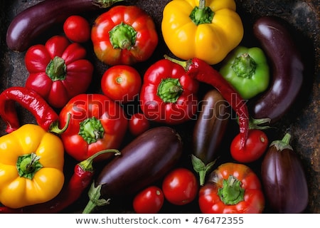 Foto d'archivio: Fresh Eggplants And Tomatoes