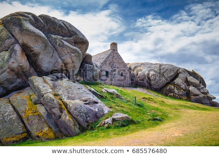 ストックフォト: House Between Rock Formation