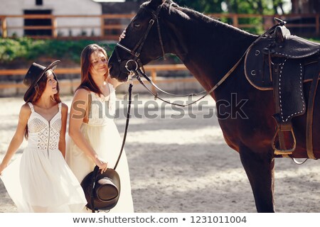 Stockfoto: Wee · romantische · vrouwelijke · modellen · poseren · met · een · paard