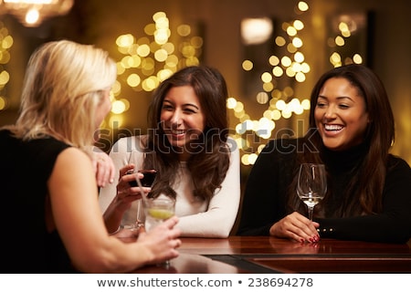 [[stock_photo]]: Emmes · parlant · dans · un · club