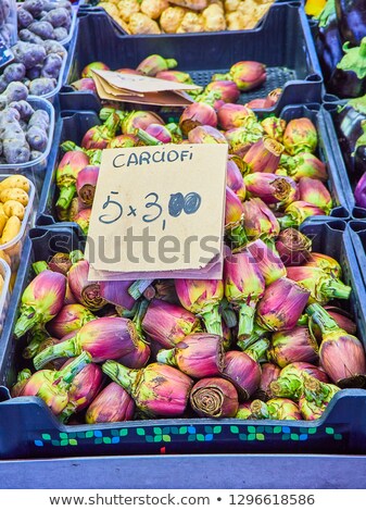 Foto d'archivio: Fresh Purple Artichokes In A Market With A Cartel In Italian Showing The Price