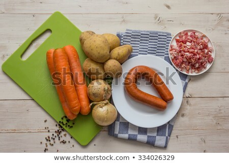 Foto stock: Ingredients To Make Typical Dutch Hutspot With Carrot Onion S