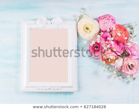 Foto stock: N · ramo · de · rosas · con · nota