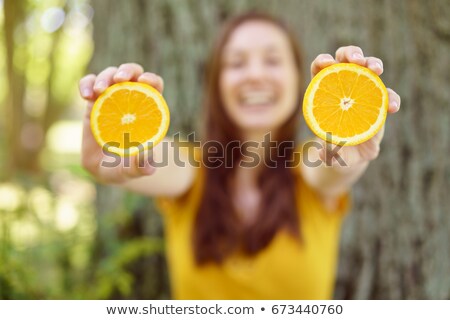 Foto stock: Aranja · en · el · árbol · de · la · mano · humana · sosteniendo · frutas