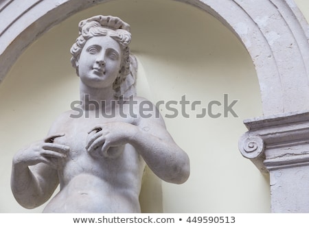 Foto stock: Feminine Statue Of Abundance