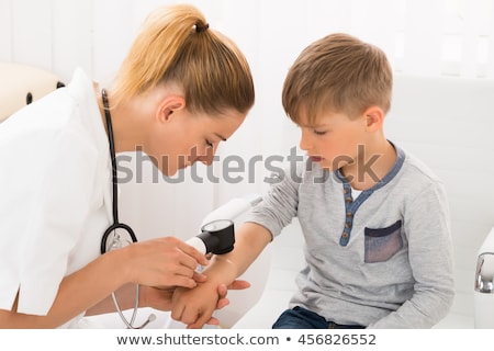 Foto stock: Doctor Female Children In Investigation