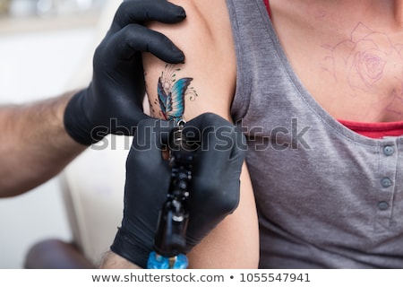 Hands Of A Cautious Artist Wrapping With Dry Plastic The New Tattoo Foto stock © Kzenon