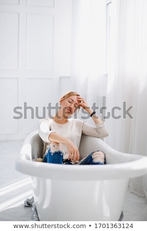 Stockfoto: En · Jonge · Vrouw · Zitten · In · De · Badkamer · Op · Zoek · Peinzend