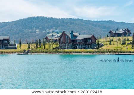 Foto d'archivio: Modern House Near Water On Bright Day