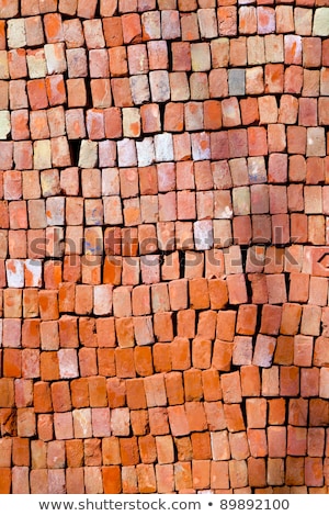 Foto stock: Red Stapled Bricks Give A Harmonic Pattern In The Sun