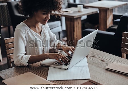 Foto d'archivio: Business People Using Laptop At Table In Cafe