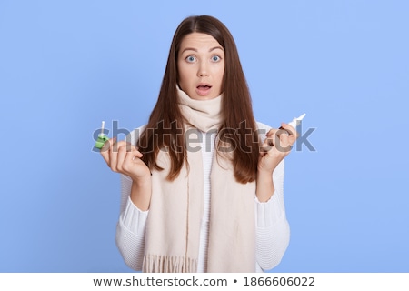 Foto d'archivio: Woman With Tissue And Spray Feels Unwell With Flu
