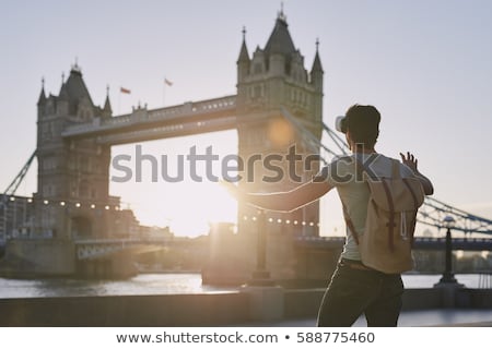 Stockfoto: Man Exploring Virtual Reality Environment