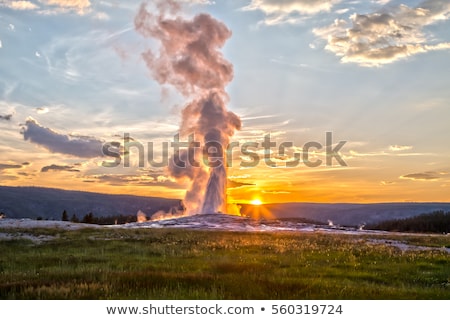 Foto stock: Old Faithful Geyser Erupting At Yellowstone National Park