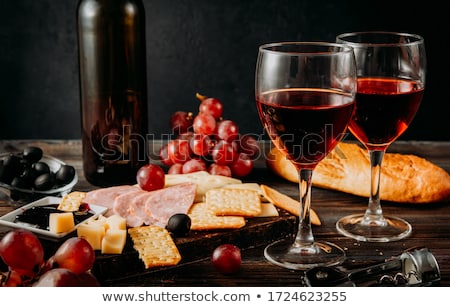 Foto d'archivio: Two Glasses Of Red Wine And Cheese