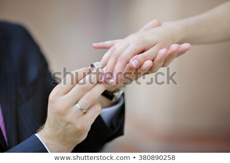 Foto d'archivio: Groom Wears The Ring Bride