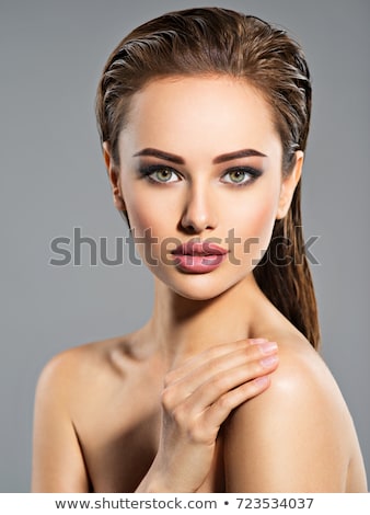 [[stock_photo]]: Elle · jeune · fille · adulte · posant · en · studio