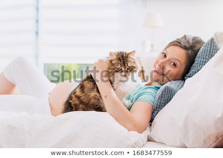 Foto d'archivio: Pregnant Couple With The Cat At Home