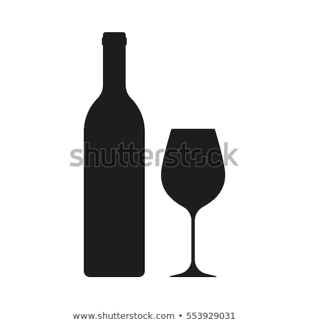 Foto d'archivio: Legante · bicchiere · di · vino · rosso · e · una · bottiglia · di · vino · in · sfondo · nero