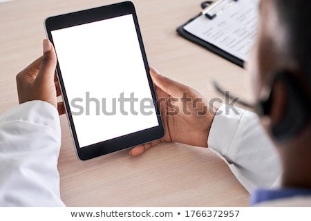 Foto stock: Close Of Female Doctor Hands Working With Tablet Pc Computer