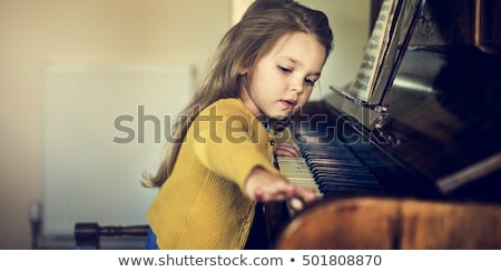 Stock foto: Chulmädchen · spielt · Klavier · im · Musikunterricht